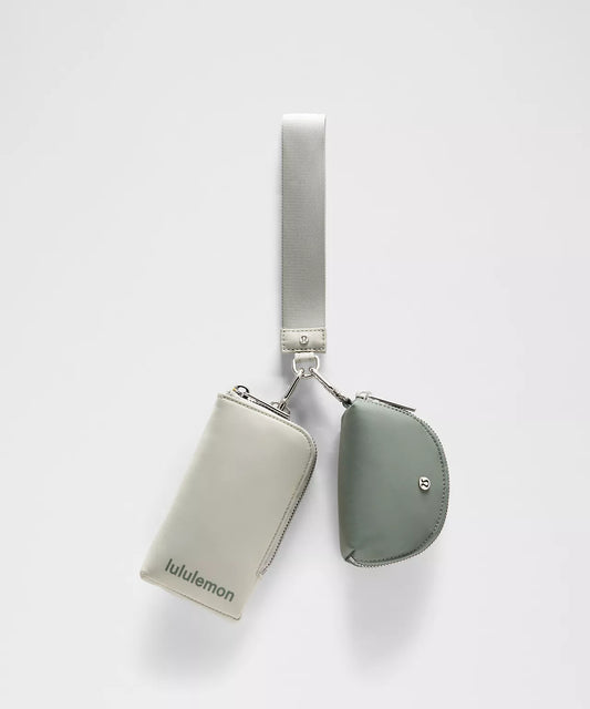 LULULEMON MUÑEQUERA CON DOBLE BOLSO